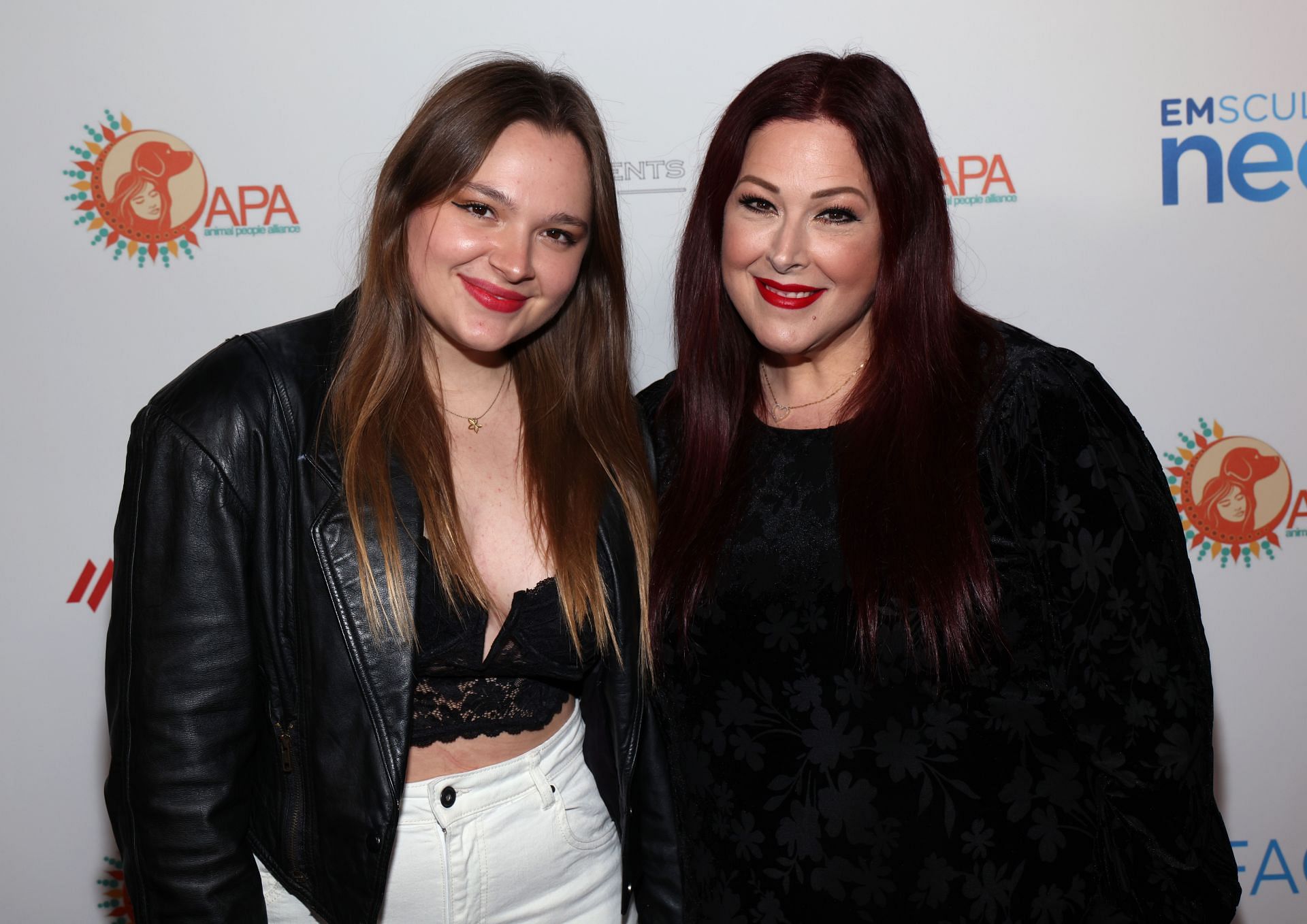 Lola and Carnie Wilson at Belinda Carlisle's Christmas Party In Support Of AnimalPeopleAlliance.net (Image via Getty)